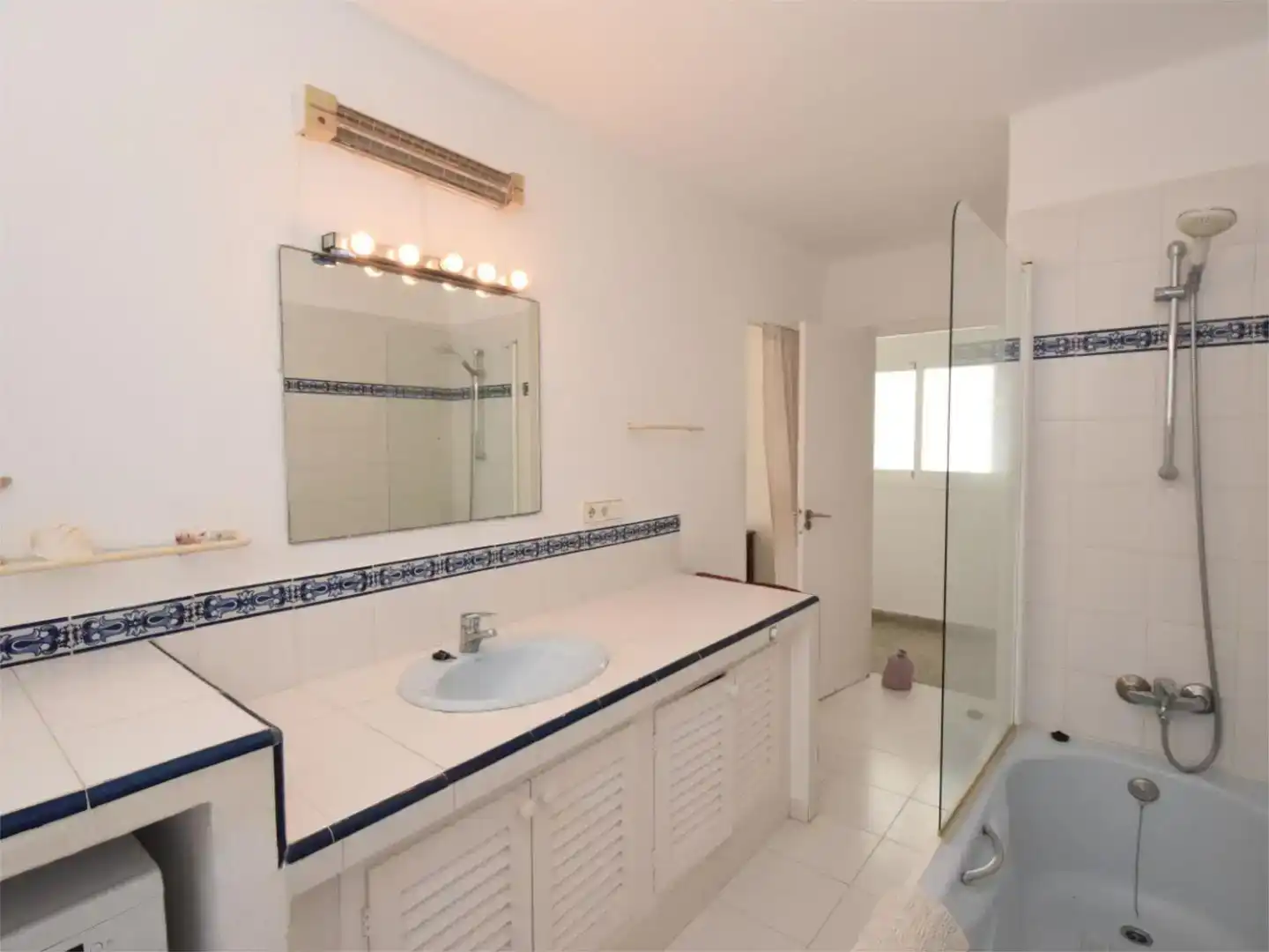 Badezimmer von Dachboden zur Miete in Santa Eulària des Riu mit Klimaanlage und Balkon