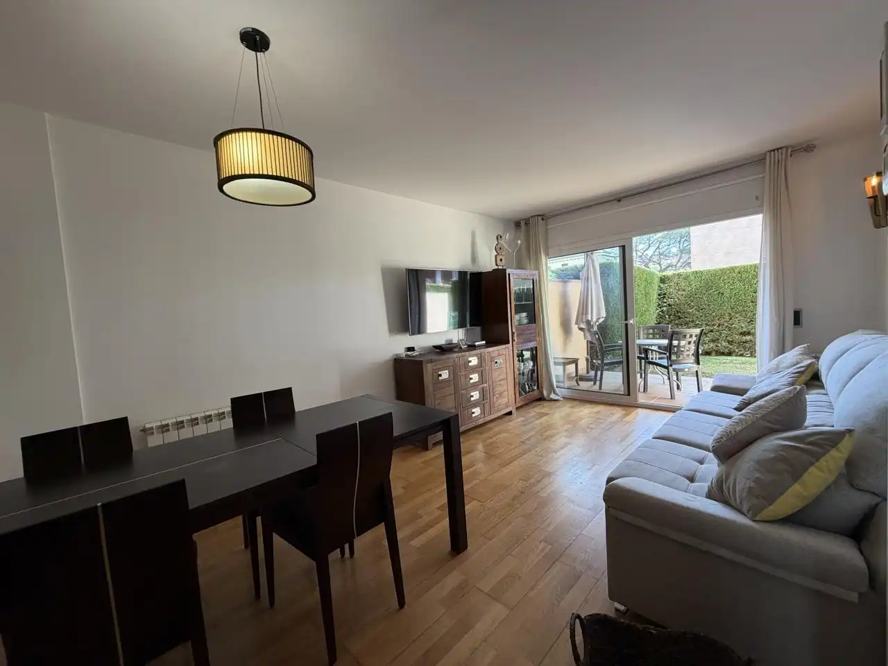 Sala de estar de Planta baja en venta en Castell d'Aro, Platja d'Aro i s'Agaró con Aire acondicionado, Terraza y Amueblado
