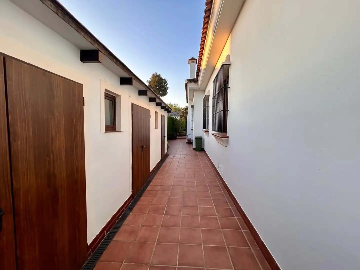 Vista exterior de Casa o xalet en venda en Alcalá de Guadaira amb Aire condicionat, Jardí privat i Traster