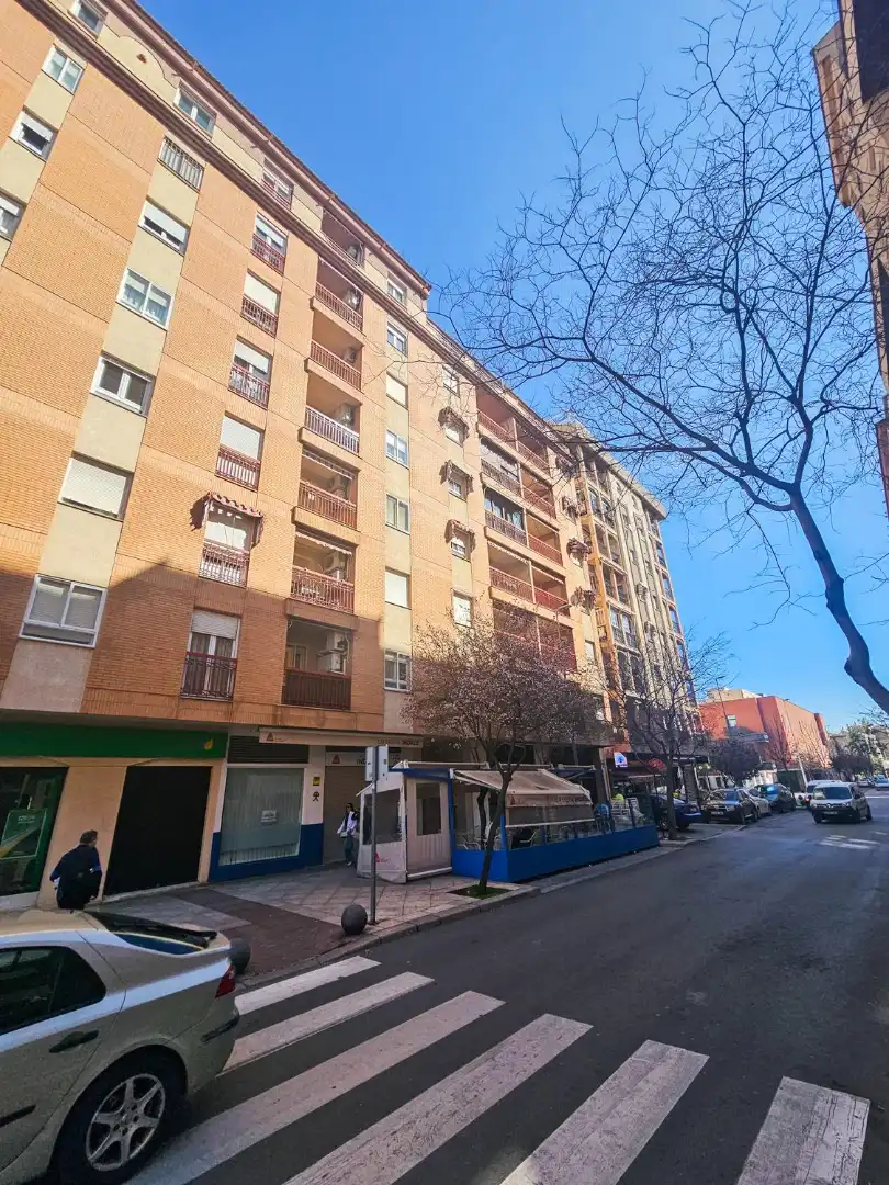 Piso en venta en Calle Manuel Caballero Venzalá, Renfe - Bulevar 1ª y 2ª Fase
