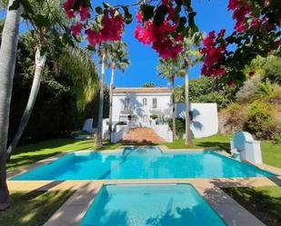 Vista exterior de Casa o xalet de lloguer en Estepona amb Aire condicionat, Piscina i Balcó