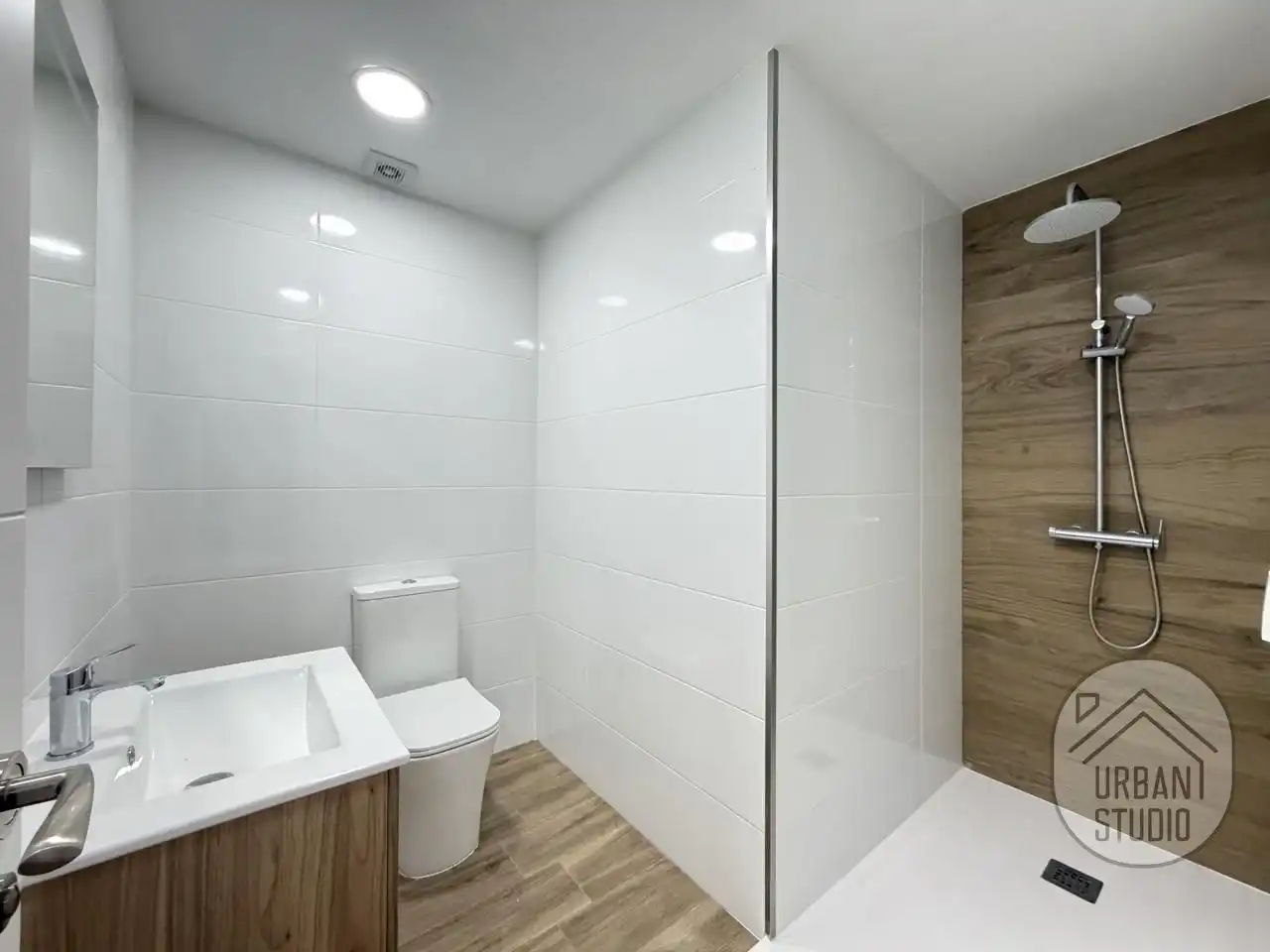 Bathroom of Ground floor for sale in Torrevieja  with Air Conditioner, Terrace and Community pool