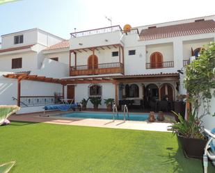 Vista exterior de Casa o xalet en venda en San Bartolomé de Tirajana amb Aire condicionat, Terrassa i Piscina