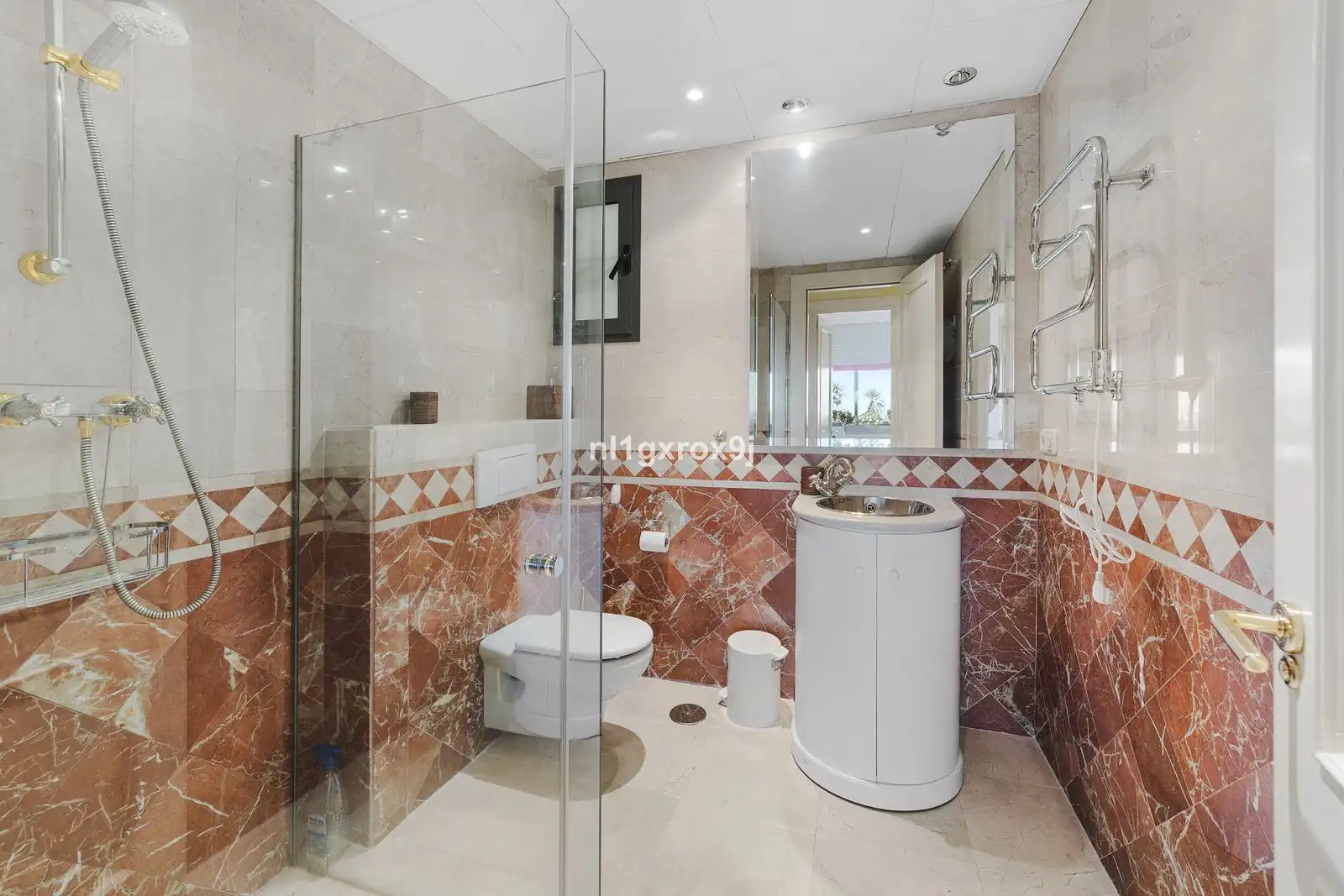 Baño de Apartamento en venta en Marbella con Terraza, Amueblado y Piscina comunitaria