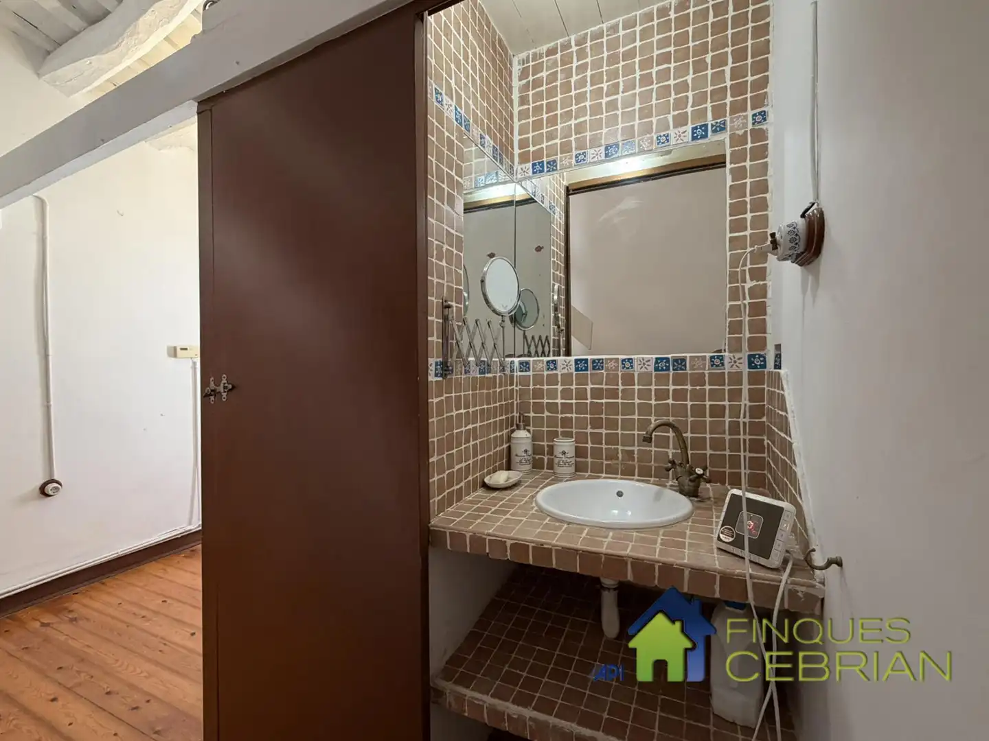 Badezimmer von Einfamilien-Reihenhaus zur Miete in El Masnou mit Heizung, Ofen und Fernseher
