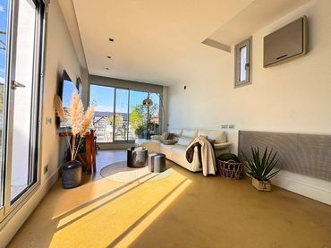 Casa amb piscina en venda a Carrer del Bruc
