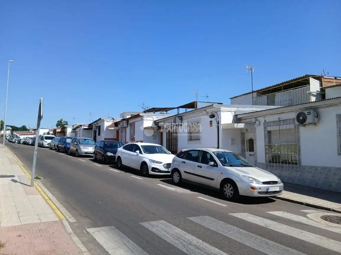 Vista exterior de Casa o xalet en venda en Badajoz amb Aire condicionat i Terrassa