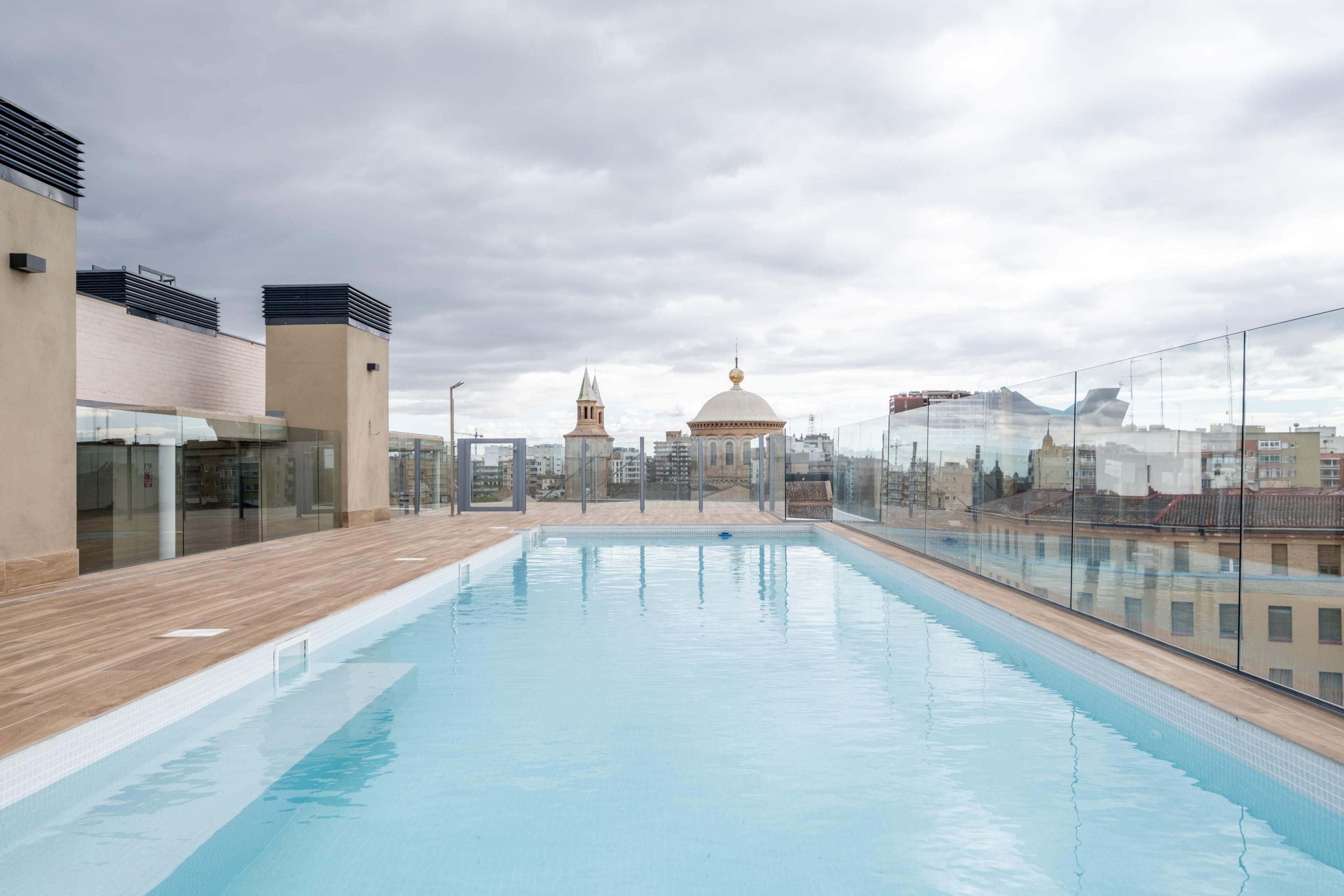 Swimming pool of Flat to rent in  Zaragoza Capital  with Air Conditioner, Storage room and Balcony