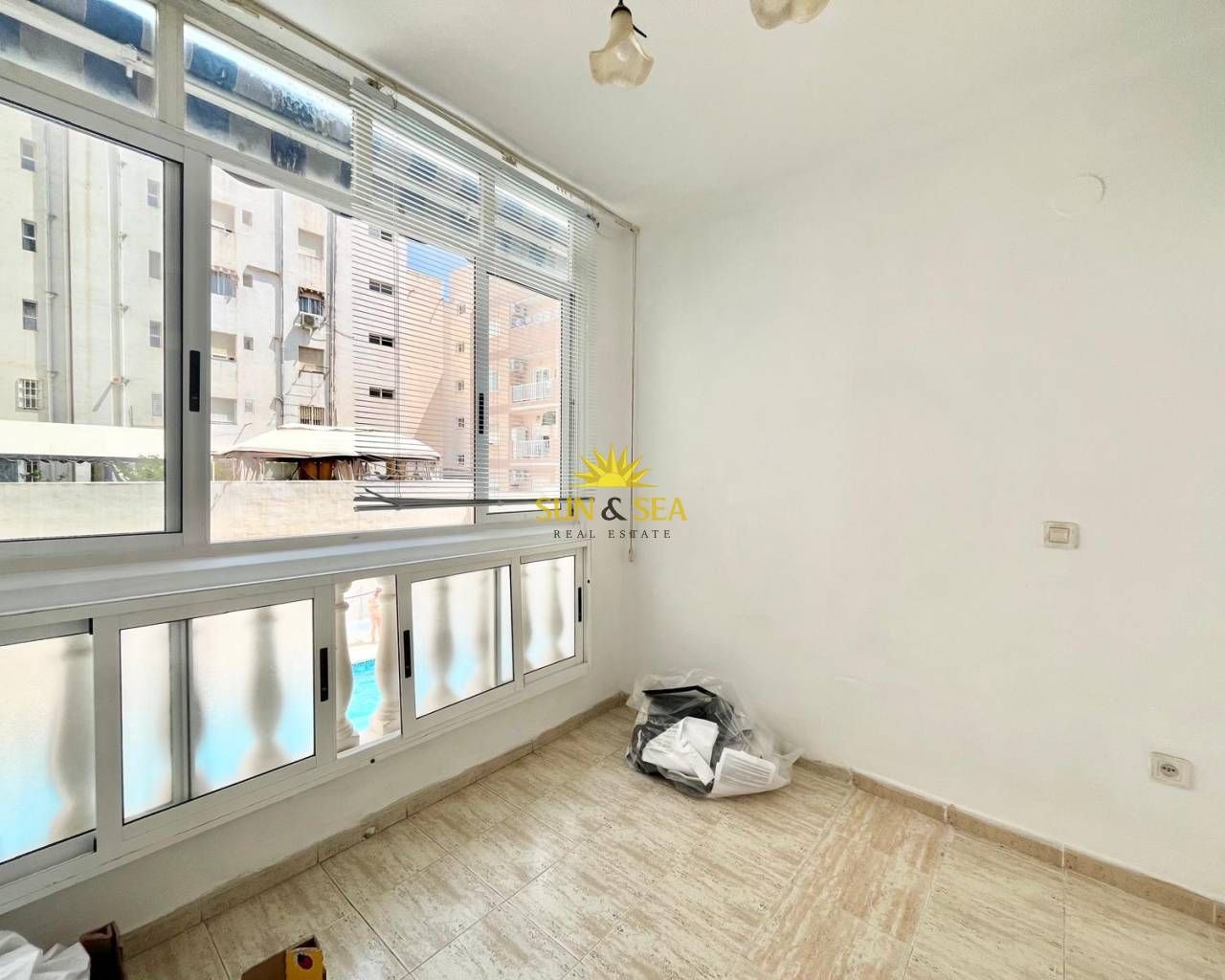 Dormitori de Apartament de lloguer en Torrevieja amb Calefacció, Piscina i Rentadora