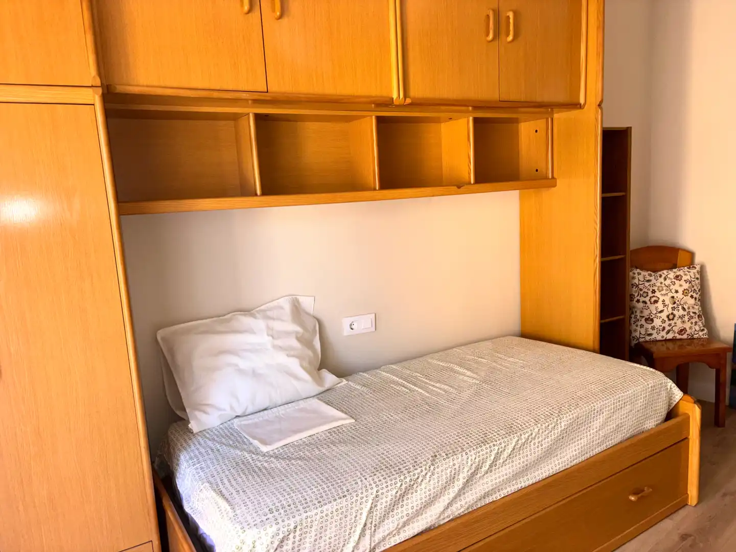 Habitación de Apartamento de alquiler en Plasencia con Aire acondicionado, Parquet y Amueblado