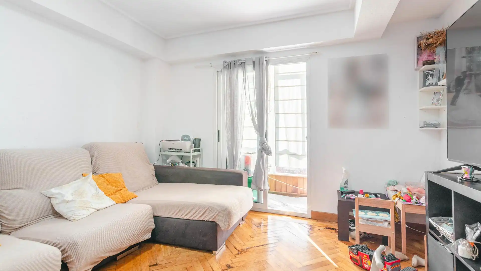 Living room of Flat for sale in Oviedo   with Heating, Furnished and Balcony