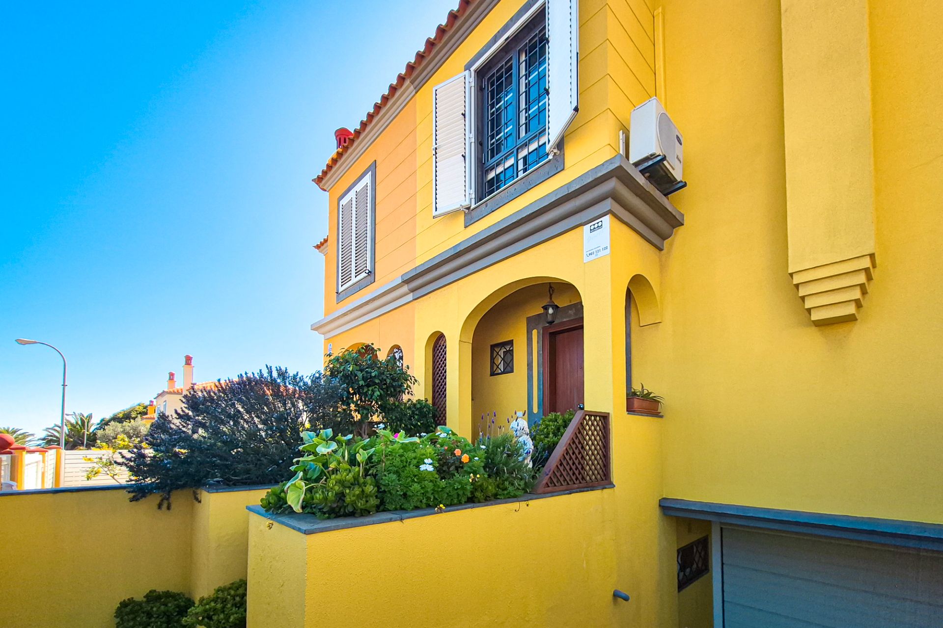 Vista exterior de Casa adosada en venda en Las Palmas de Gran Canaria amb Aire condicionat, Jardí privat i Terrassa