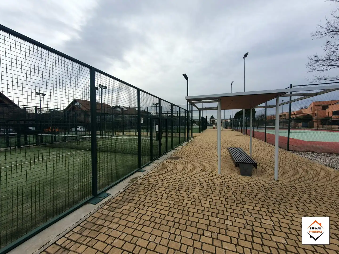 Parkplatz von Einfamilien-Reihenhaus zum Verkauf in Villanueva de Gállego mit Heizung, Privatgarten und Terrasse
