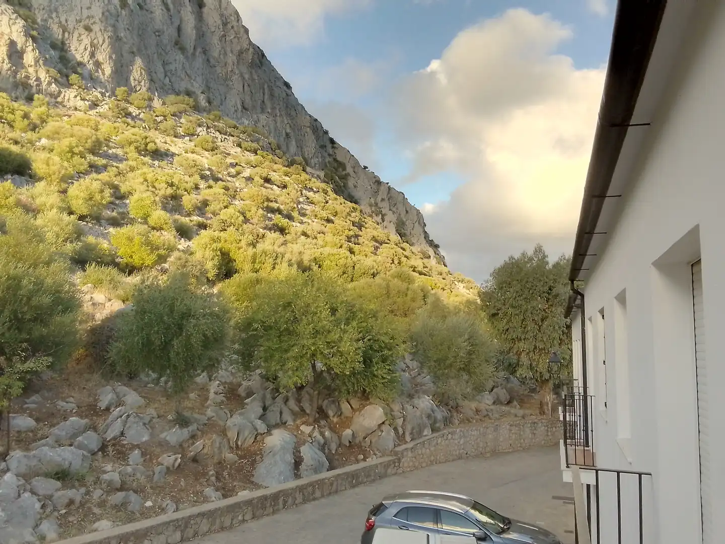 Vista exterior de Casa adosada en venda en Villaluenga del Rosario amb Terrassa i Balcó