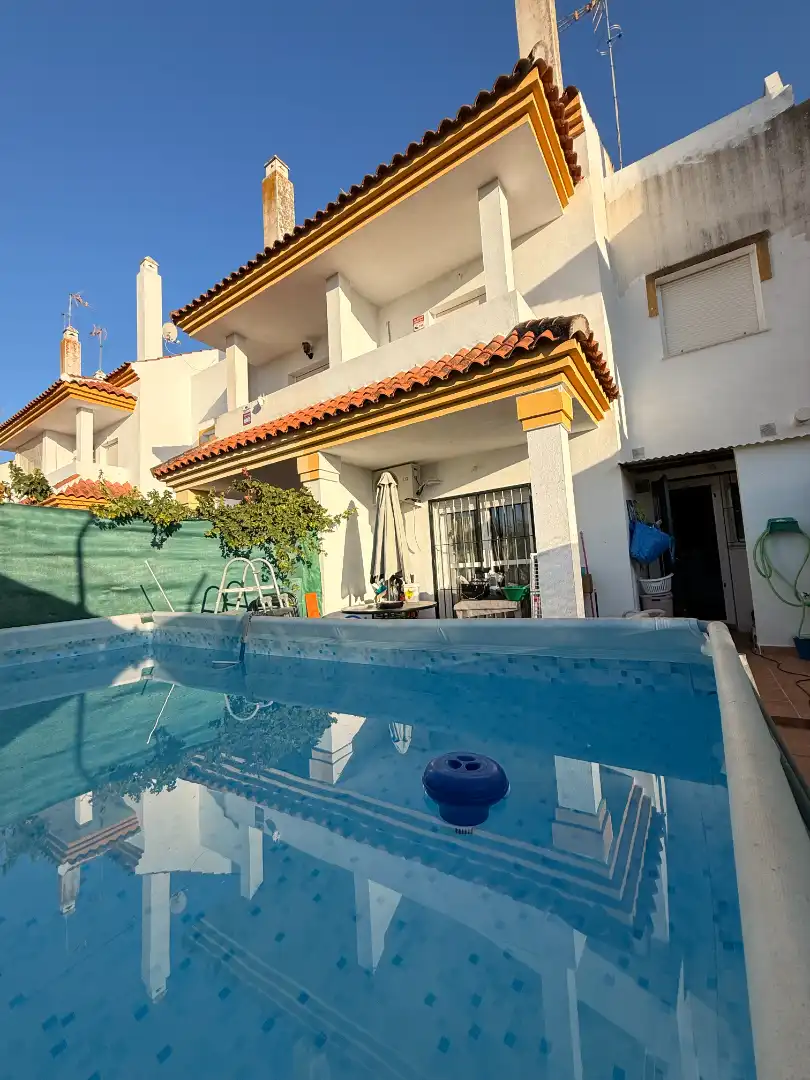 Piscina de Casa adosada en venta en Carrión de los Céspedes con Terraza