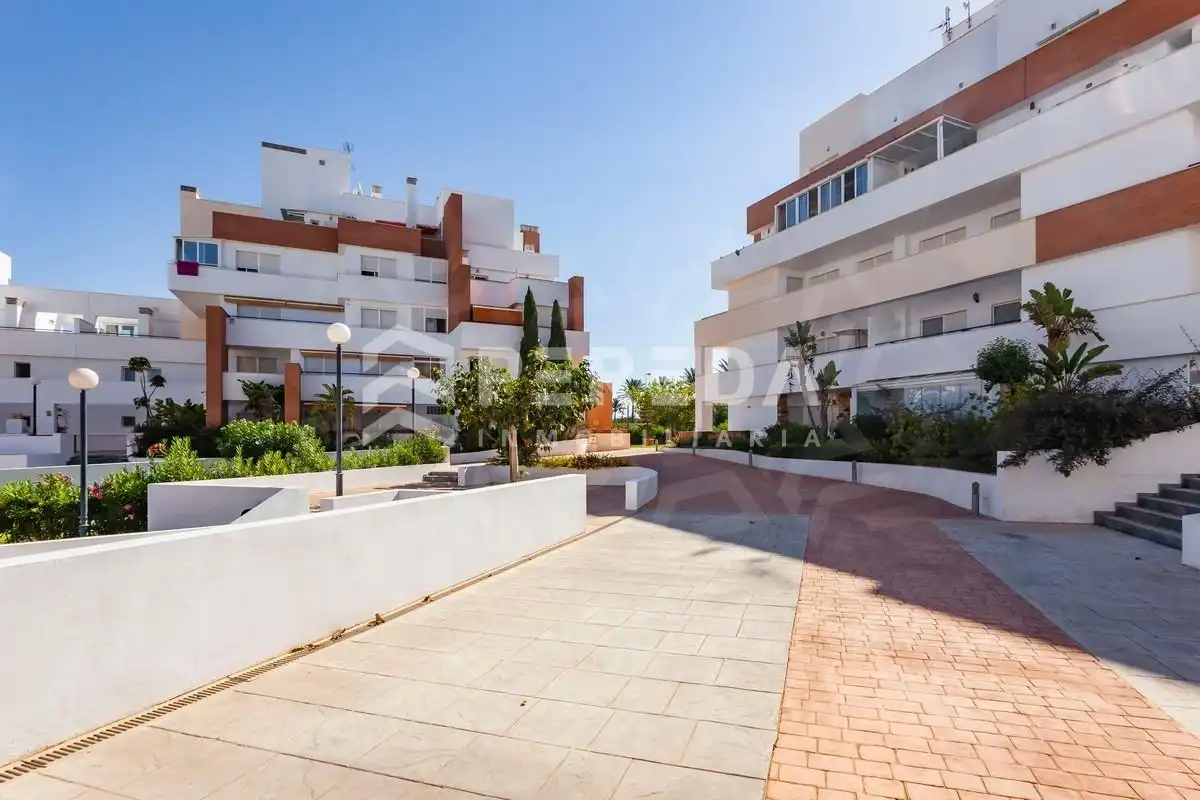 Außenansicht von Wohnung zum Verkauf in Roquetas de Mar mit Klimaanlage, Privatgarten und Terrasse