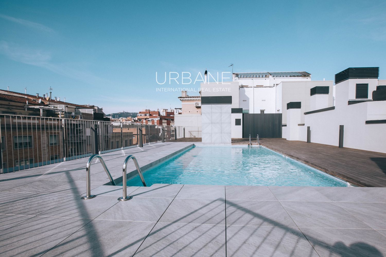 Swimming pool of Flat to rent in  Barcelona Capital  with Air Conditioner, Heating and Parquet flooring