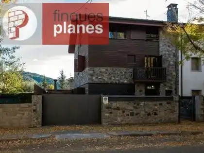 Vista exterior de Casa o xalet en venda en La Seu d'Urgell amb Jardí privat, Terrassa i Traster