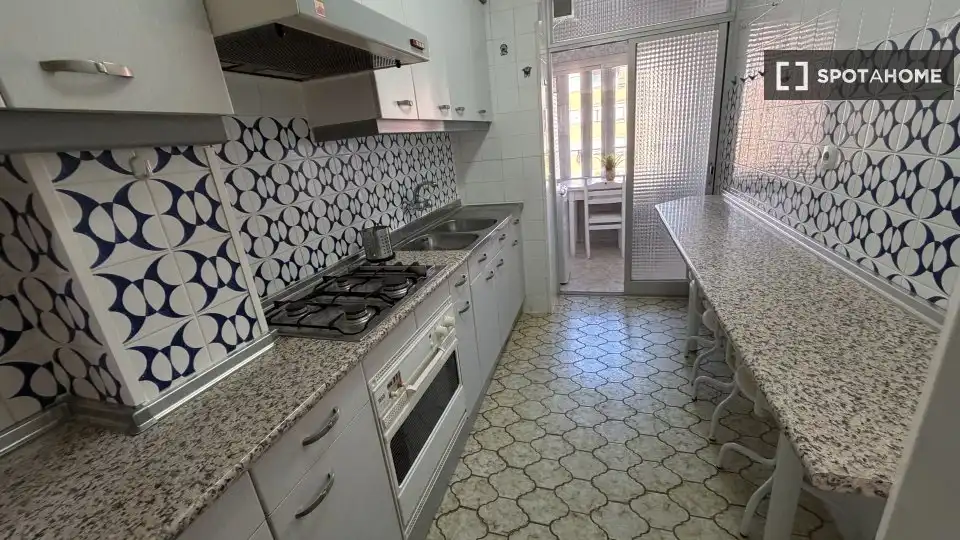 Cuina de Pis de lloguer en Madrid amb Aire condicionat, Calefacció i Moblat