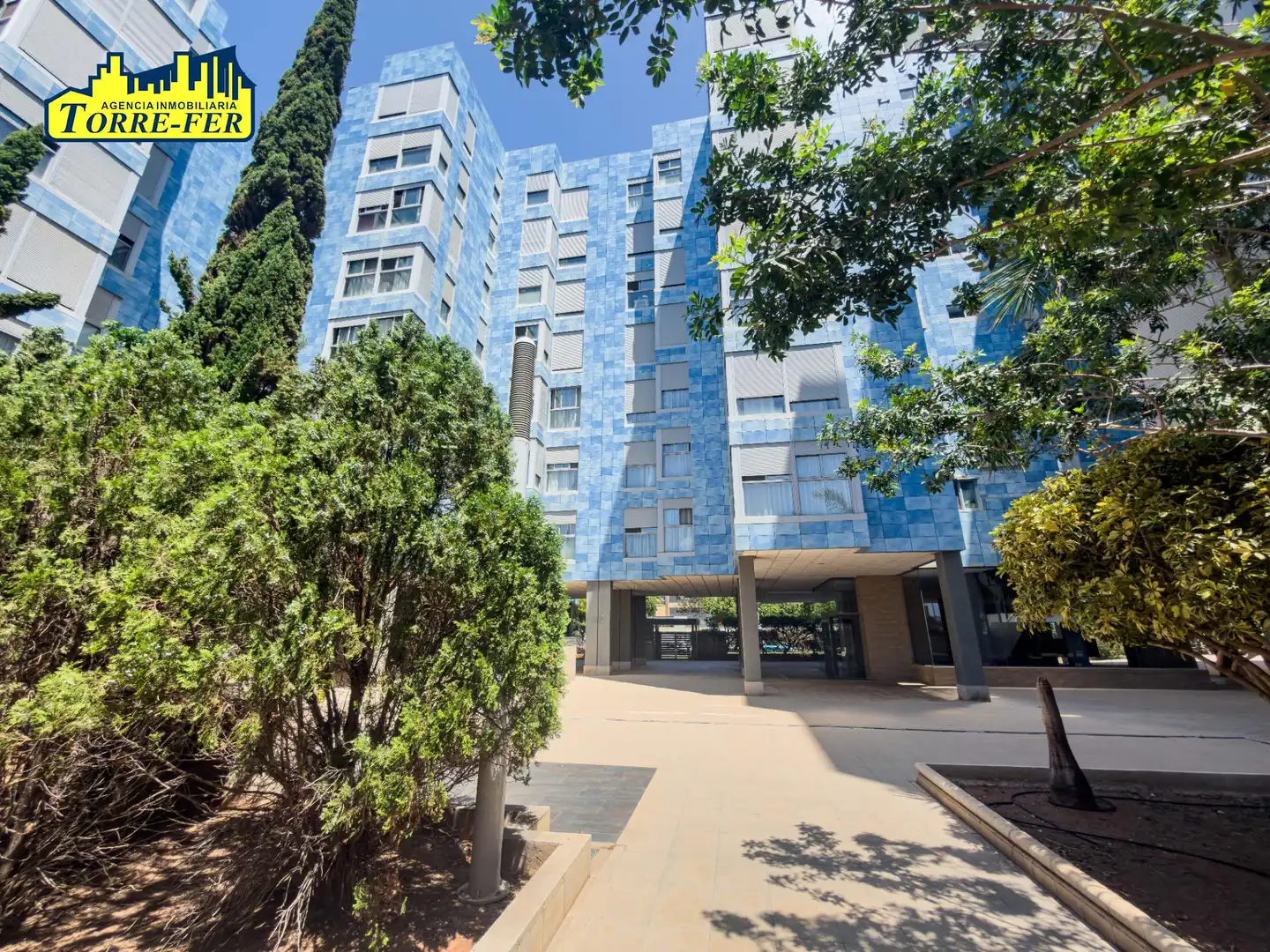 Vista exterior de Pis en venda en Almería amb Aire condicionat, Jardí privat i Parquet