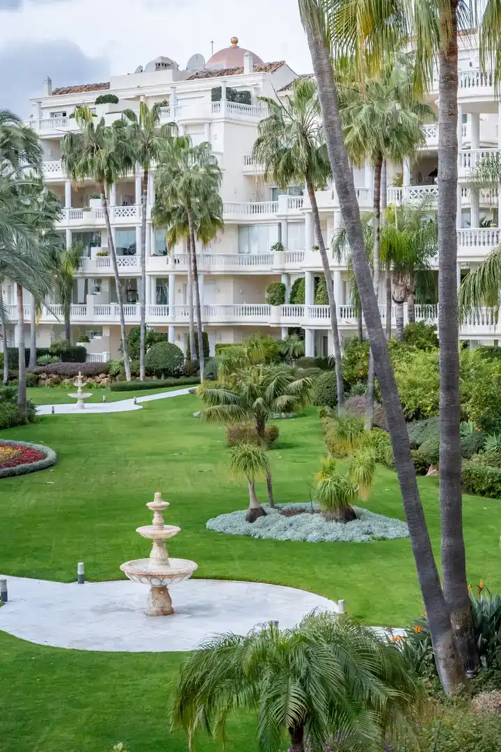 Vista exterior de Piso en venta en Estepona con Aire acondicionado, Piscina y Balcón