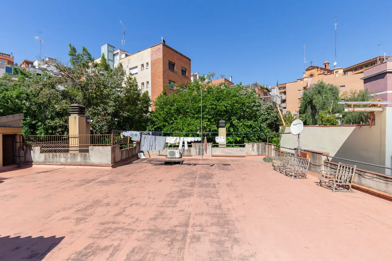 Vista exterior de Casa adosada en venda en Barcelona amb Terrassa i Traster