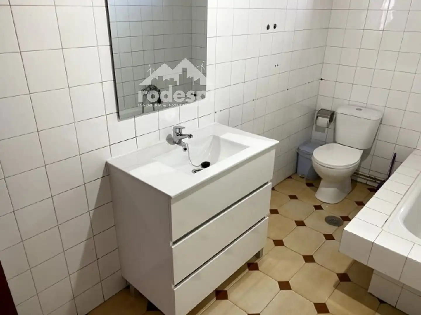 Badezimmer von Wohnung zur Miete in Arbo mit Heizung, Abstellraum und Möbliert