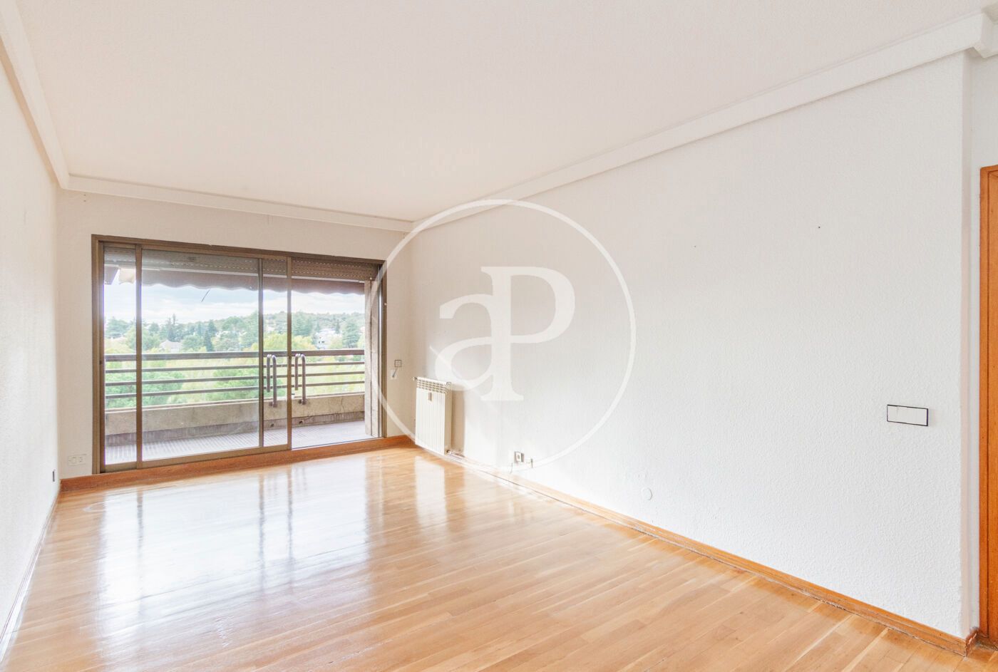 Living room of Flat for sale in  Madrid Capital  with Heating, Private garden and Terrace