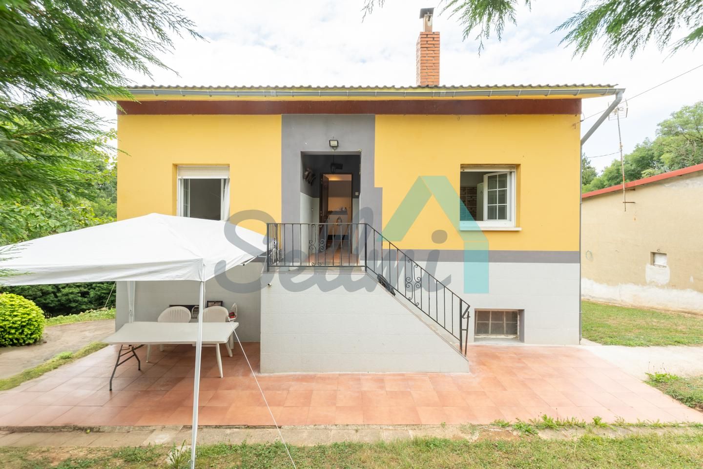 Vista exterior de Casa o xalet en venda en Las Regueras   amb Calefacció, Jardí privat i Terrassa