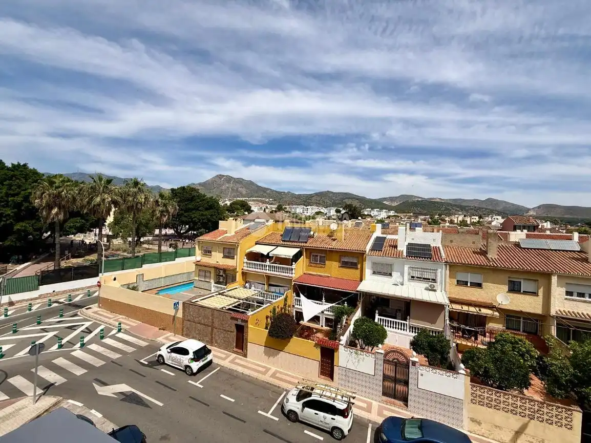 Vista exterior de Piso en venta en Benalmádena con Terraza y Piscina comunitaria