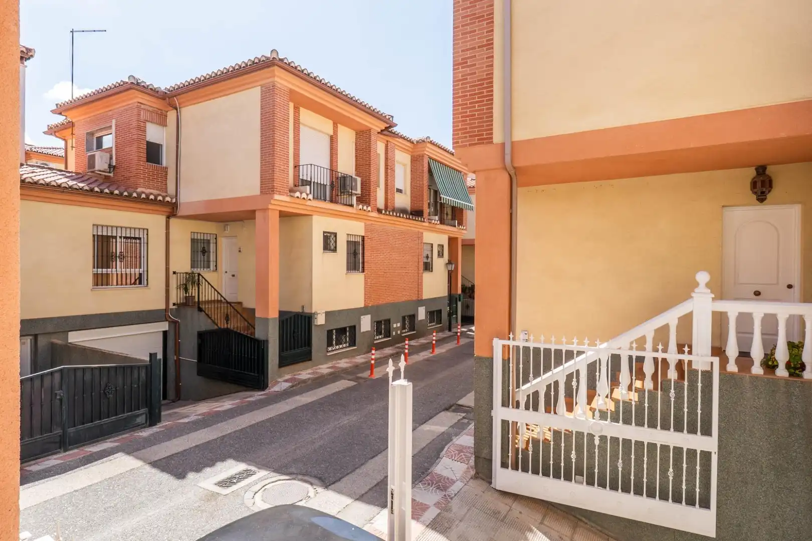 Vista exterior de Casa adosada en venda en Cájar amb Calefacció i Terrassa