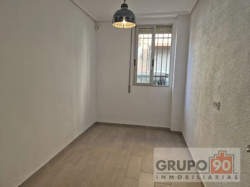 Schlafzimmer von Einfamilien-Reihenhaus zum Verkauf in Aldaia mit Terrasse, Abstellraum und Balkon