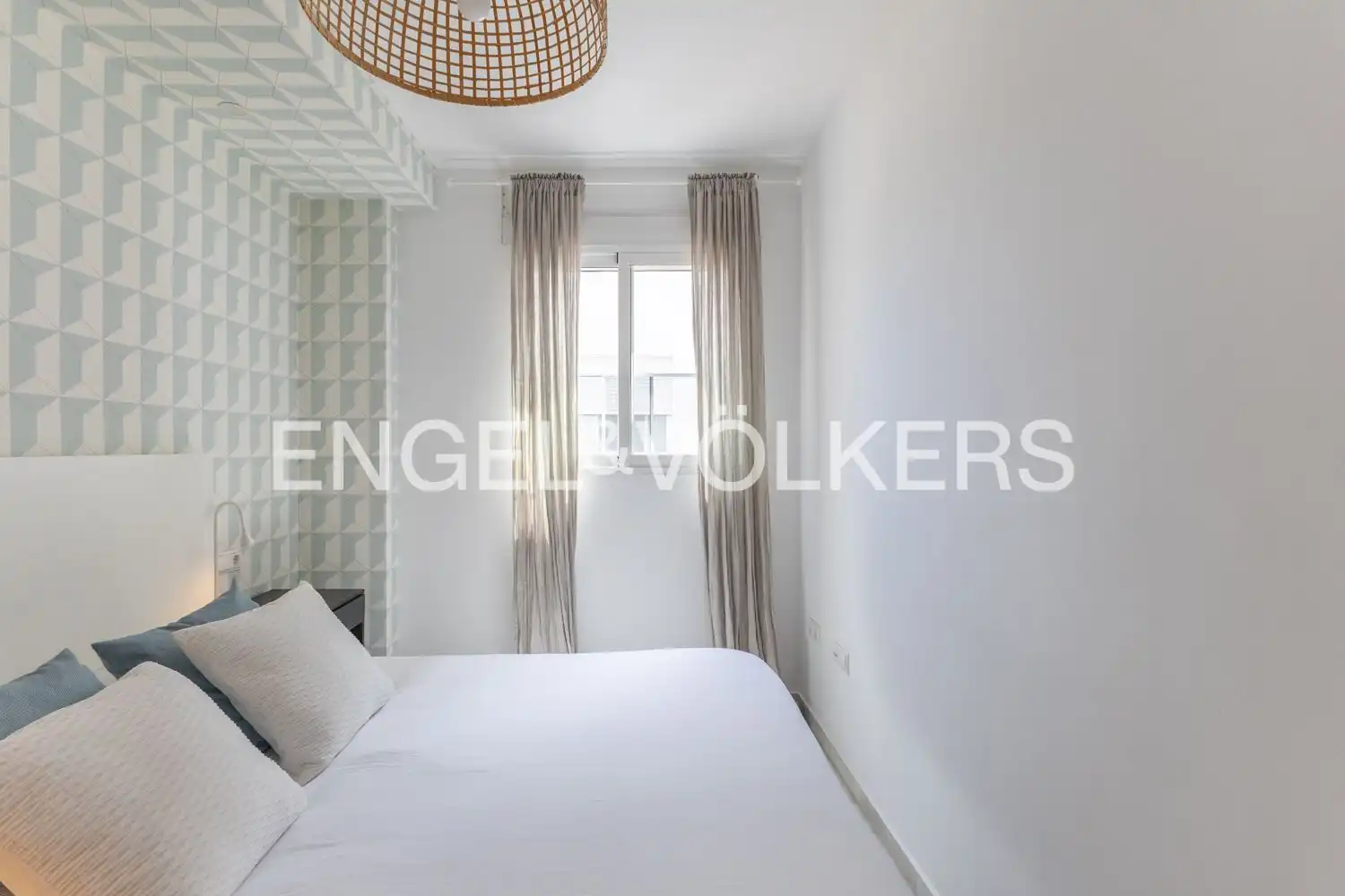 Schlafzimmer von Dachboden zur Miete in Valencia mit Klimaanlage, Heizung und Terrasse