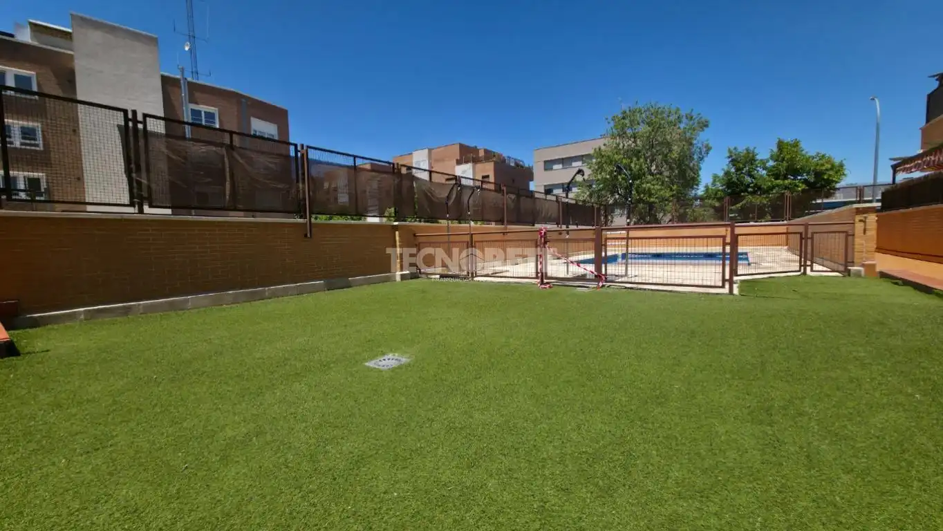 Piscina de Piso en venta en Guadalajara con Calefacción y Terraza