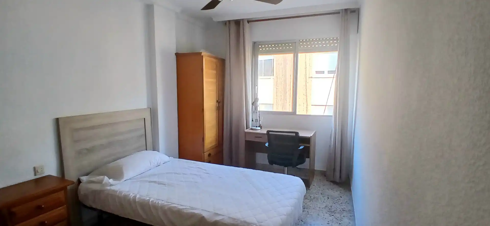 Dormitori de Pis per a compartir en Almería amb Aire condicionat, Terrassa i Moblat