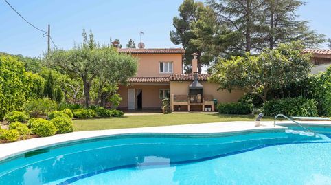 Casa en venta en Matadepera con 4 habitaciones, jardín y piscina, Barcelona