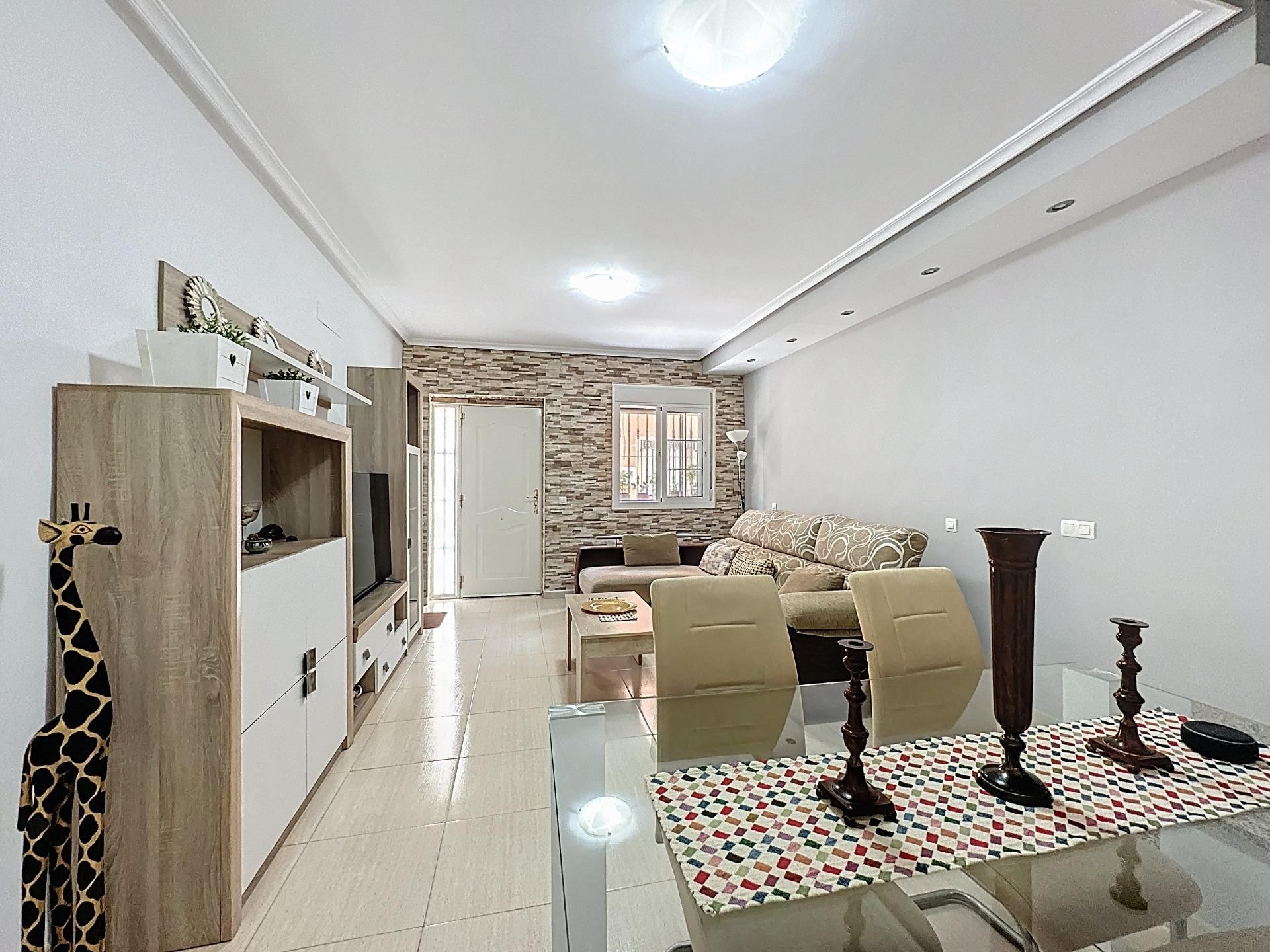 Sala d'estar de Casa adosada en venda en  Almería Capital amb Terrassa