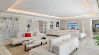 Sala d'estar de Casa o xalet en venda en Marbella amb Aire condicionat, Jardí privat i Terrassa
