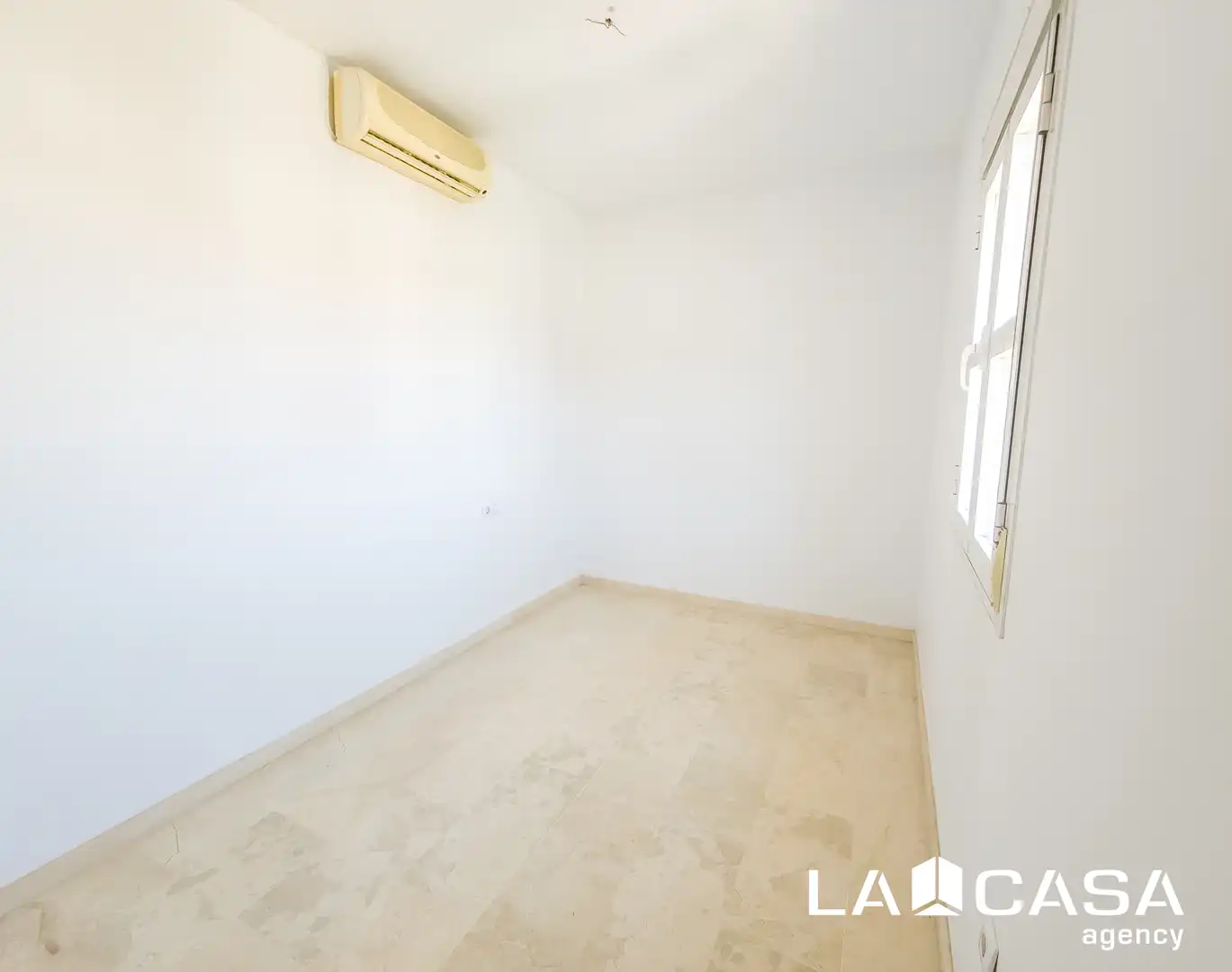 Dormitori de Pis en venda en Dos Hermanas amb Jardí privat, Terrassa i Traster