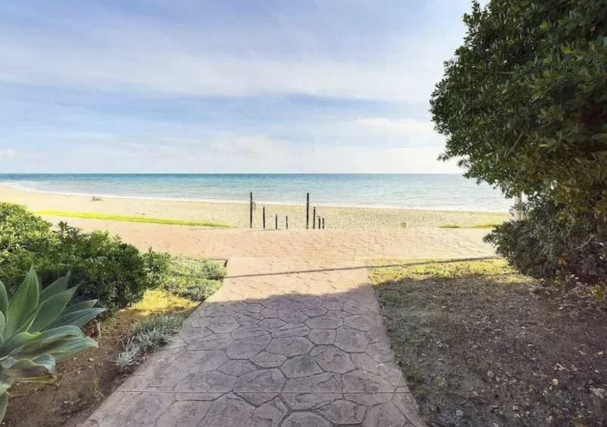Vista exterior de Estudi en venda en Estepona amb Piscina, Balcó i Piscina comunitària