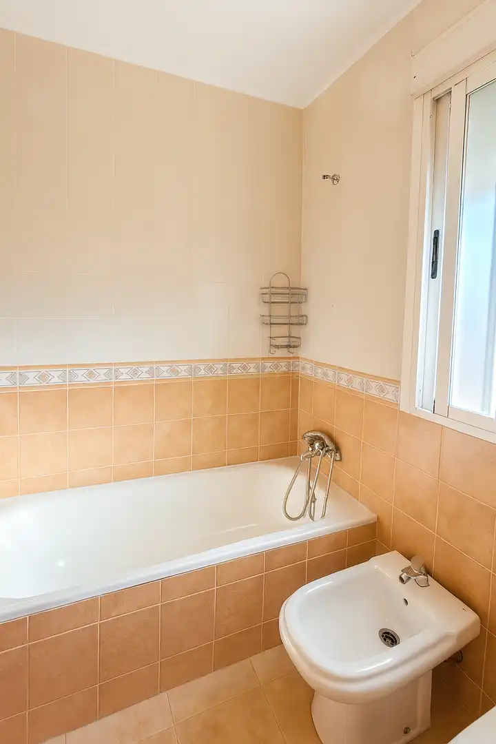 Bathroom of Flat for sale in Trujillo  with Air Conditioner, Oven and Washing machine