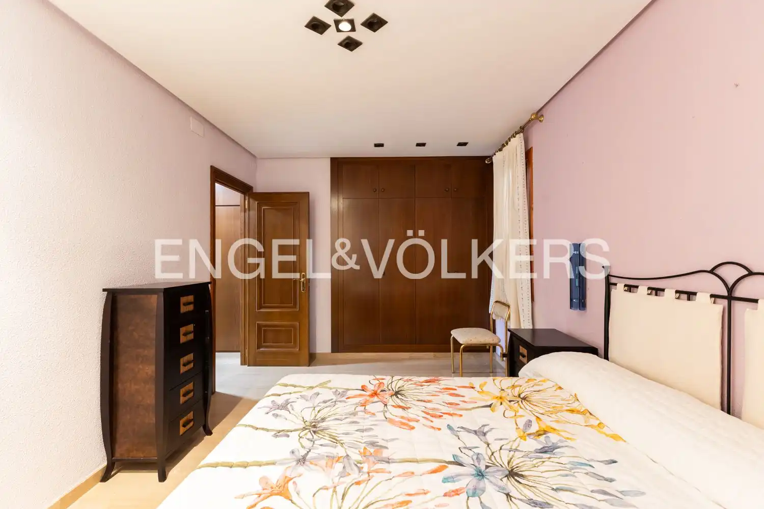 Habitación de Casa o chalet en venta en Chiva con Aire acondicionado, Calefacción y Jardín privado