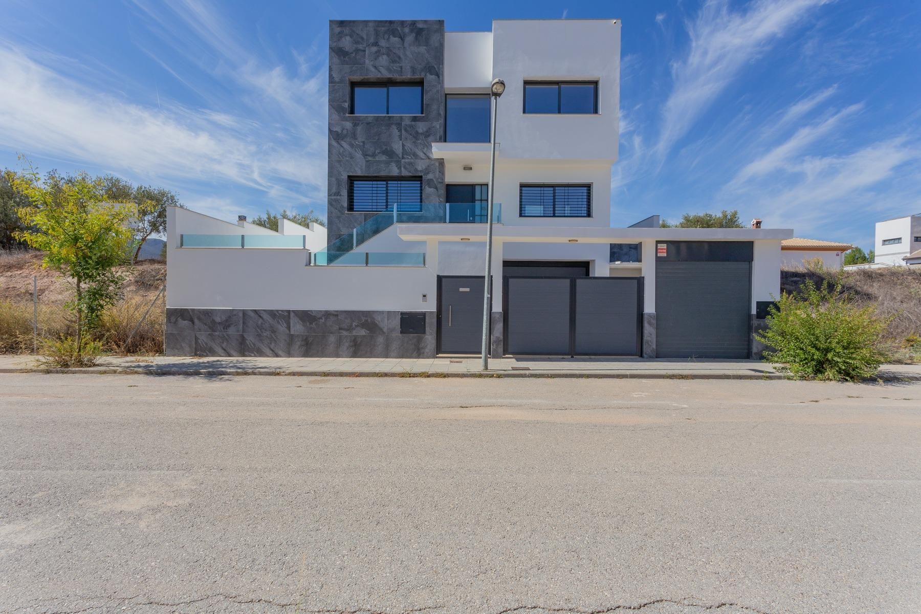 Vista exterior de Casa o xalet en venda en Atarfe amb Aire condicionat, Calefacció i Jardí privat
