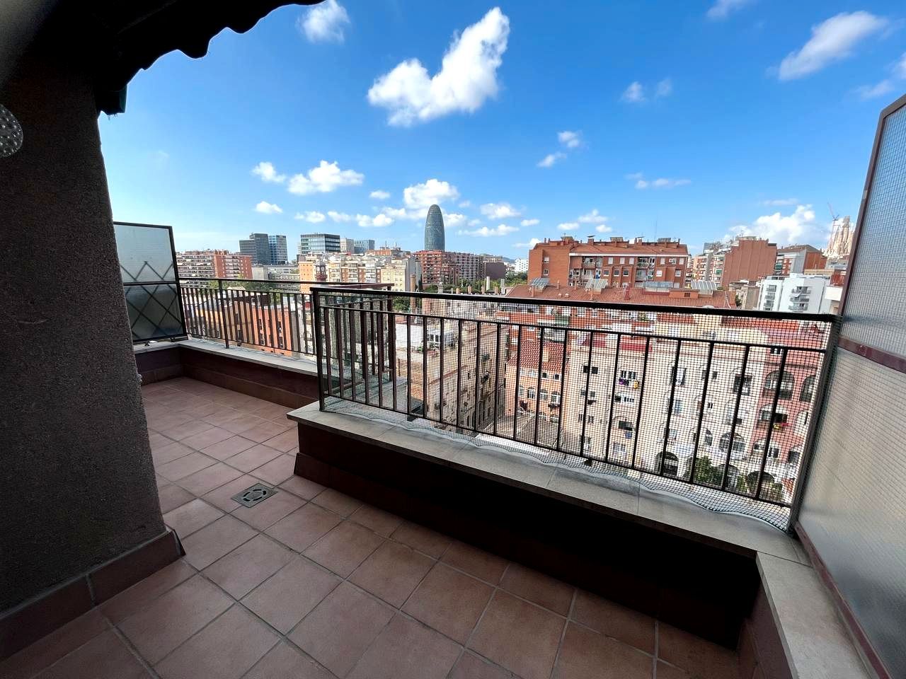Vista exterior de Àtic en venda en  Barcelona Capital amb Aire condicionat i Terrassa