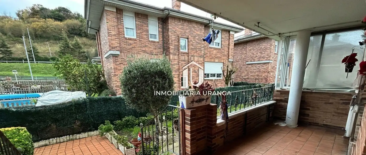 Vista exterior de Casa o xalet en venda en Laredo amb Calefacció, Jardí privat i Traster