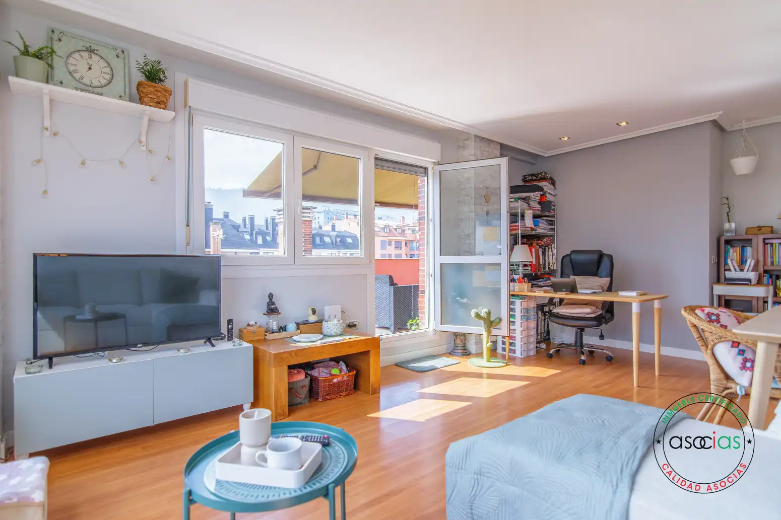 Sala d'estar de Àtic en venda en Oviedo  amb Calefacció, Jardí privat i Parquet