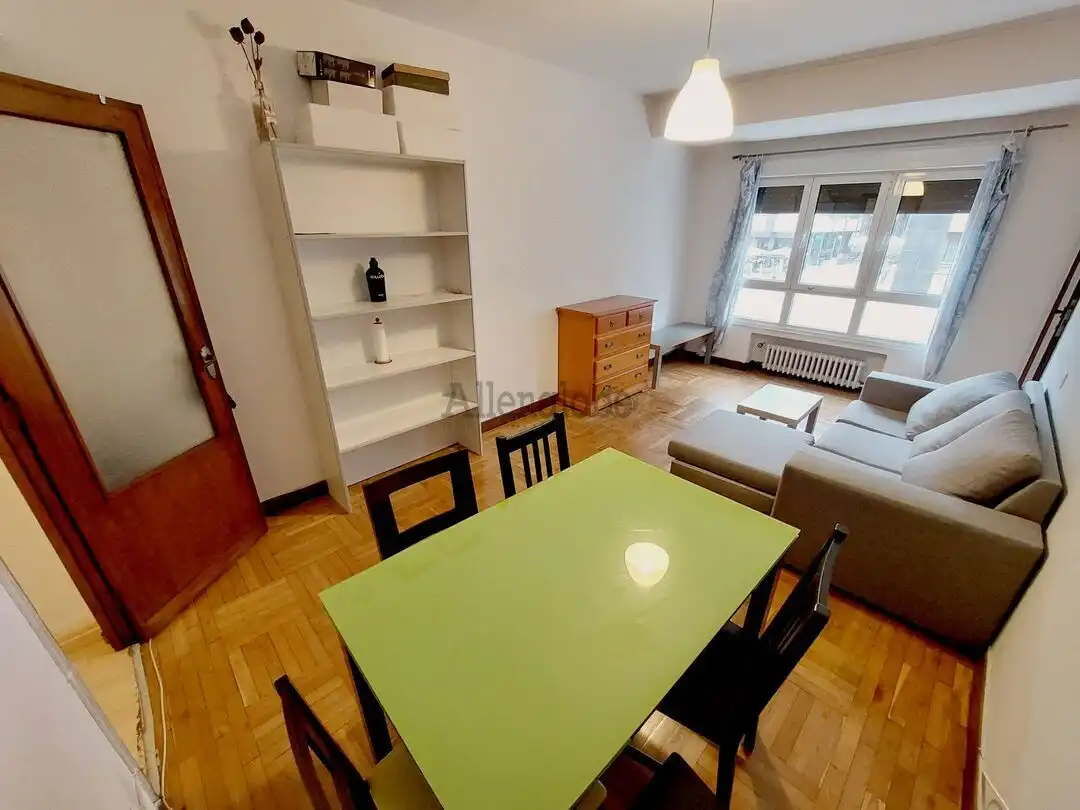 Sala de estar de Piso de alquiler en Oviedo  con Calefacción y Balcón