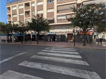 Local comercial en venta en Avenida Reina Victoria 5
