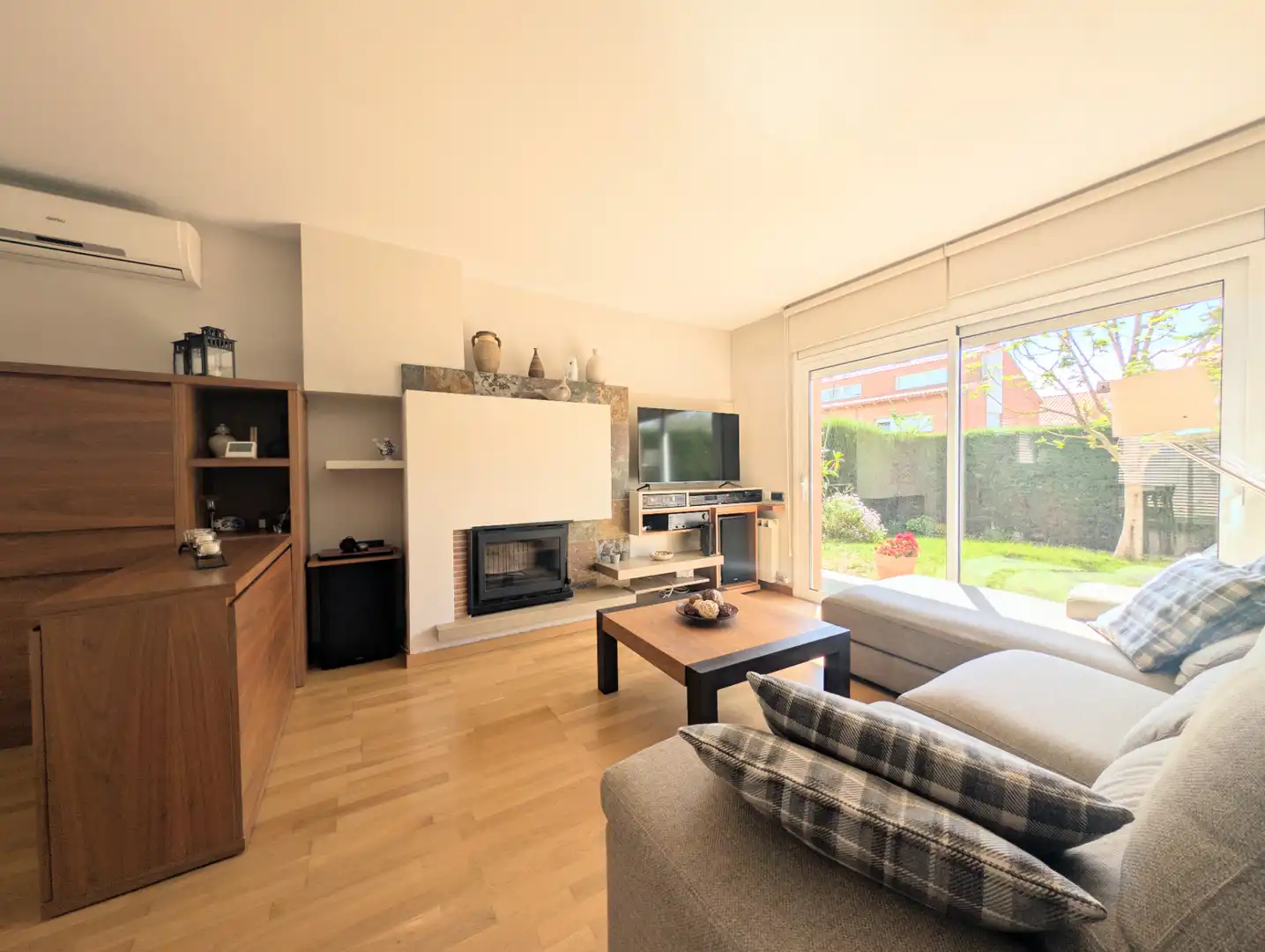 Sala de estar de Casa o chalet en venta en Viladecavalls con Aire acondicionado, Calefacción y Jardín privado