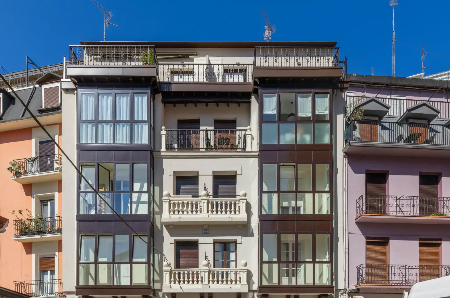 Vista exterior de Pis en venda en Donostia - San Sebastián  amb Balcó